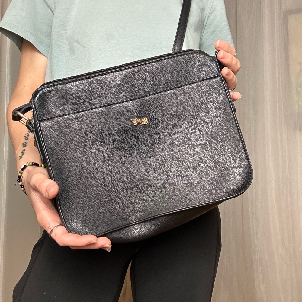 Sleek Black Crossbody Bag with Minimalist Design